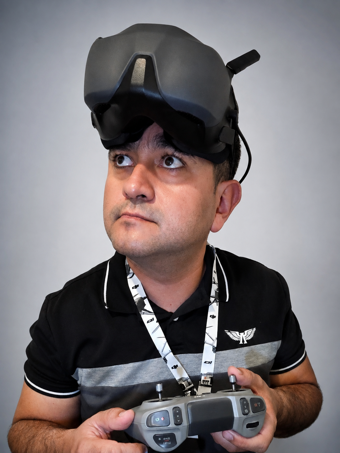 Alejandro Aguirre, piloto de dron y fundador de ADF Creative Studio, con gafas FPV y control de dron